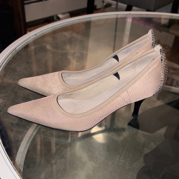 Tahari Cream Heels with Pointed Toe and Textured Finish - Picture 11 of 15